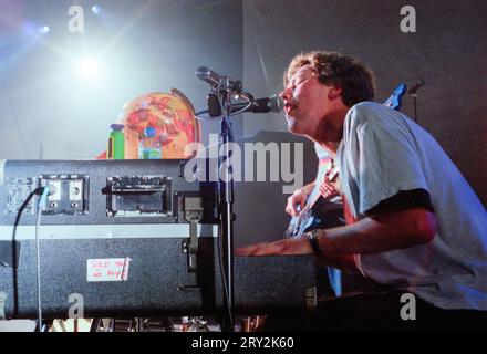 COLDPLAY, CHRIS MARTIN, GENNAIO 2000: Un giovanissimo Chris Martin della rock band Coldplay che suona come gruppo d'apertura al NME Tour alla Cardiff University Great Hall a Cardiff, Galles, Regno Unito il 25 gennaio 2000. Fotografia: Rob Watkins Foto Stock