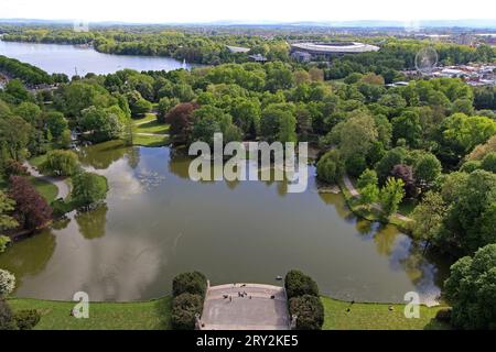 Hannover, Germania - 3 maggio 2011: Veduta aerea dell'oasi naturalistica del Lago Verde del Masch Park in città il giorno di primavera. Foto Stock