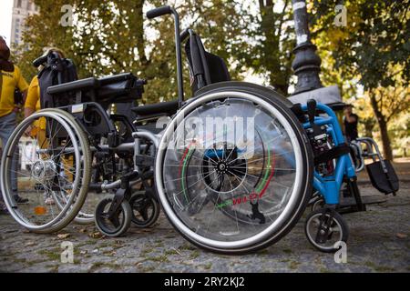 Varsavia, Polonia - 28 settembre 2023 durante la marcia "siamo tutti UGUALMENTE IMPORTANTI" si vedono sedie a rotelle vuote. Una marcia organizzata dal partito politico polacco 2050 (Polska 2050) con lo slogan "siamo tutti UGUALMENTE IMPORTANTI" (Wszyscy Jestemy ROWNOWAZNI) guidato da Lukasz Krason, passava per le strade di Varsavia. I partecipanti indossavano magliette gialle (colore della festa); alcuni di loro hanno spinto passeggini vuoti per simboleggiare le persone che potrebbero avere disabilità in futuro. Le persone con disabilità vogliono un sistema che dia una mano nei momenti difficili. Ecco di cosa si tratta questa marcia, ecco di cosa parlo il mio Foto Stock