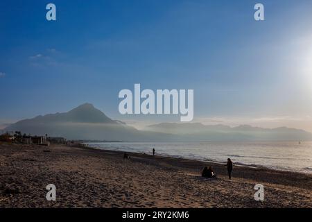 Tramonto sulla spiaggia di Cefalù, sull'isola di Sicilia Foto Stock