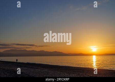 Tramonto sulla spiaggia di Cefalù, sull'isola di Sicilia Foto Stock