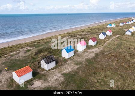 Unte Strandhäuser in den Dünen bei Gouville-sur-Mer in der Normandie a Frankreich mit der Drohne Foto Stock