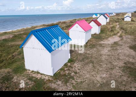 Unte Strandhäuser in den Dünen bei Gouville-sur-Mer in der Normandie a Frankreich mit der Drohne Foto Stock