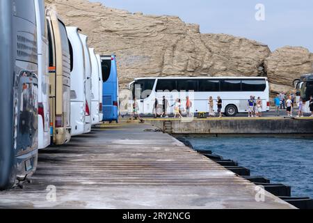 Santorini, Grecia - 7 settembre 2023: Veduta di vari autobus che aspettano i turisti al porto Athinios a Santorini Grecia Foto Stock