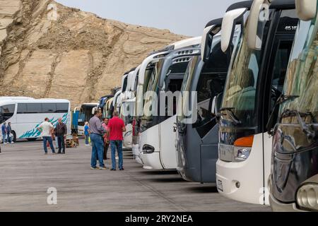 Santorini, Grecia - 7 settembre 2023: Veduta di vari autobus che aspettano i turisti al porto Athinios a Santorini Grecia Foto Stock