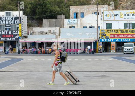 Santorini, Grecia - 7 settembre 2023 : turisti al porto Athinios a Santorini Grecia Foto Stock