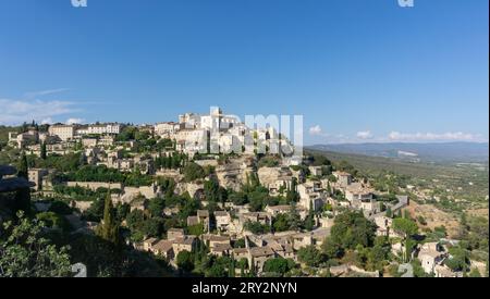 Gordes, Francia, la bellissima città costruita su diversi livelli in una zona rocciosa. Foto Stock