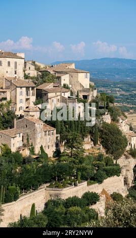 La famosa e bella città di Gordes in Francia, costruita su diversi livelli lungo una scogliera di pietra. Foto Stock