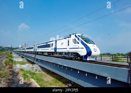 Kottaym, Kerala, India - 14 aprile 2023 - Un moderno treno espresso bharat di nuova apertura, effettuato da ferrovie indiane che passa attraverso Kottayam. Kerala. Foto Stock