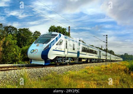 Kottaym, Kerala, India - 14 aprile 2023 - Un moderno treno espresso bharat di nuova apertura, effettuato da ferrovie indiane che passa attraverso Kottayam. Kerala. Foto Stock