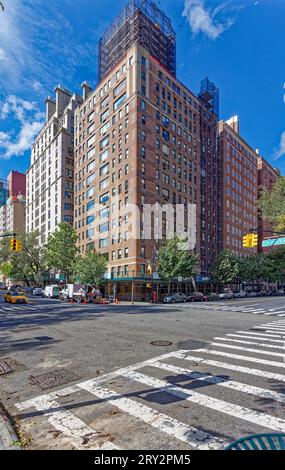 Emery Roth ha progettato il 130 East End Avenue a Yorkville, Manhattan con un motivo egiziano/Art Deco particolarmente visibile nel fregio del parapetto. Foto Stock