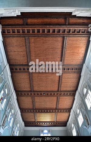 Italien, Santo Stefano Belbo, 04.09.2023 Santo Stefano Belbo ist eine Gemeinde in der italienischen Provinz Cuneo CN, regione Piemont. Foto: Die Holzdecke der Pfarrkirche Heiligstes Herz Jesu von Santo Stefano Belbo Italien-Santo Stefano Belbo *** Italy, Santo Stefano Belbo, 04 09 2023 Santo Stefano Belbo è un comune italiano della provincia di Cuneo CN, Piemonte foto il soffitto in legno della chiesa parrocchiale Sacro cuore di Gesù di Santo Stefano Belbo Italia Santo Stefano Belbo credito: Imago/Alamy Live News Foto Stock