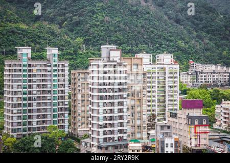 Nuovi sviluppi in montagna con accesso diretto alle sorgenti termali dai rubinetti di Jiaoxi, Taiwan Foto Stock