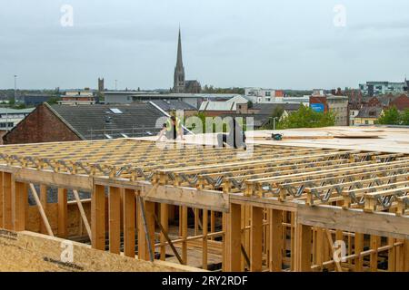 Straordinaria estensione del tetto in legno in corso nell'edificio del centro città di Preston. L'elevazione utilizza legnami SterlingOSB Zero impermeabili e capriate del tetto a reticolo per sostenerlo. Foto Stock