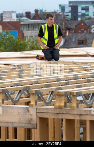 Straordinaria estensione del tetto in legno in corso nell'edificio del centro città di Preston. L'elevazione utilizza legnami SterlingOSB Zero impermeabili e capriate del tetto a reticolo per sostenerlo. Foto Stock