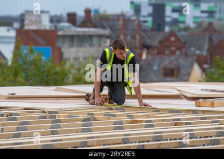 Straordinaria estensione del tetto in legno in corso nell'edificio del centro città di Preston. L'elevazione utilizza legnami SterlingOSB Zero impermeabili e capriate del tetto a reticolo per sostenerlo. Foto Stock