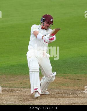Surrey's Rory Burns in battuta durante il terzo giorno della partita del campionato LV= Insurance County all'Ageas Bowl di Southampton. Data foto: Giovedì 28 settembre 2023. Foto Stock