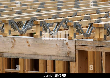 Straordinaria estensione del tetto in legno in corso nell'edificio del centro città di Preston. L'elevazione utilizza legnami SterlingOSB Zero impermeabili e capriate del tetto a reticolo per sostenerlo. Foto Stock