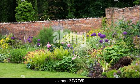 Suggestivo confine erbaceo nel Baumber Walled Garden Foto Stock