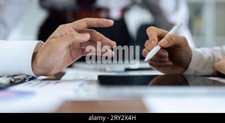 La mano donna tiene lo stilo e inserisce una firma elettronica contratto su tablet Foto Stock