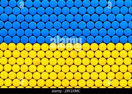 Texture giallo Xing, sfondo da sughero di bottiglie di plastica. Colori blu e giallo della bandiera nazionale della Svezia, Ucraina Foto Stock