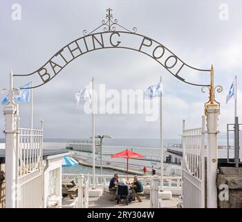 La Jubilee pool, una piscina balneare pubblica all'aperto di acqua di mare triangolare a Penzance, Cornovaglia, Inghilterra, costruita nel 1935. Foto Stock