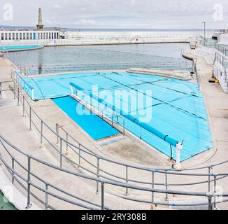 La Jubilee pool, una piscina balneare pubblica all'aperto di acqua di mare triangolare a Penzance, Cornovaglia, Inghilterra, costruita nel 1935. Foto Stock