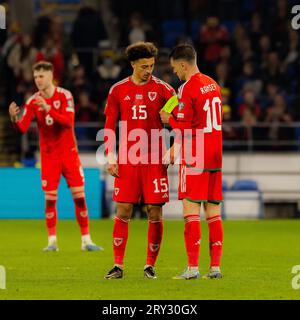 Cardiff, Galles - 28 marzo 2023: Aaron Ramsey del Galles e Ethan Ampadu del Galles durante la partita di qualificazione al campionato europeo del gruppo D Foto Stock