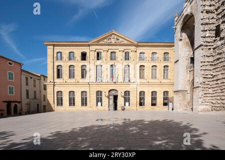 Saint Maximin la Sainte Baume, Francia, 28 settembre 2023. Splendida facciata del municipio di Saint-Maximin-la-Sainte-Baume, un gioiello architettonico dal XVIII secolo Foto Stock