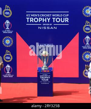 Nuova Delhi, India. 28 settembre 2023. Vista del trofeo ICC World Cup 2023 durante il suo tour, presso lo stadio Arun Jaitley. La Coppa del mondo di cricket maschile 2023 ICC inizia dal 5 ottobre al 19 novembre 2023. Parteciperanno dieci squadre nazionali di cricket e il torneo si svolgerà in dieci diversi stadi in India. Credito: SOPA Images Limited/Alamy Live News Foto Stock