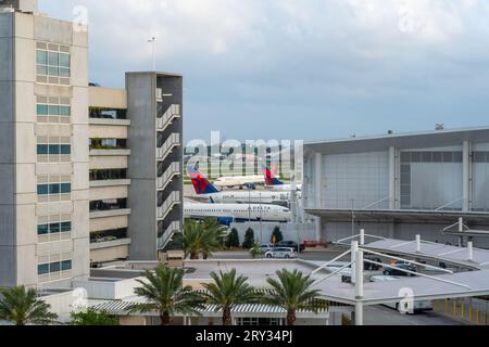 NEW ORLEANS, LA, USA - 31 MARZO 2023: Aerei passeggeri Delta presso il terminal dell'aeroporto internazionale Louis Armstrong Foto Stock