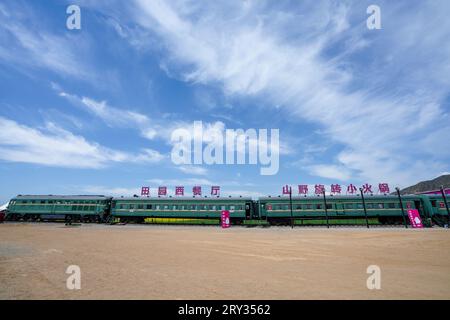 Zunhua City, Cina - 13 maggio 2023: Il ristorante del treno si trova in un parco, nella Cina settentrionale Foto Stock
