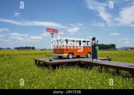Zunhua City, Cina - 13 maggio 2023: I turisti accanto all'autobus sono nel parco, nella Cina settentrionale Foto Stock