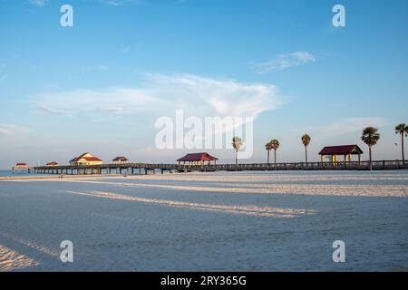 Clearwater Beach include un'area resort e un'area residenziale su un'isola barriera nel Golfo del Messico nella contea di Pinellas sulla costa centro-occidentale Foto Stock