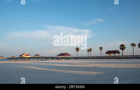 Clearwater Beach include un'area resort e un'area residenziale su un'isola barriera nel Golfo del Messico nella contea di Pinellas sulla costa centro-occidentale Foto Stock