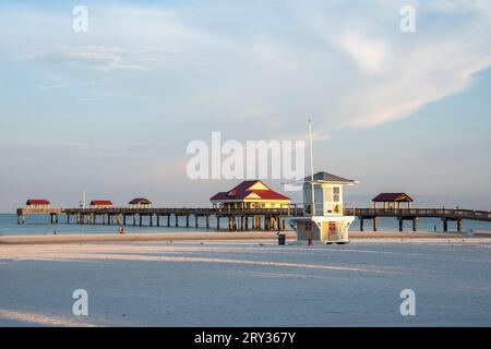 Clearwater Beach include un'area resort e un'area residenziale su un'isola barriera nel Golfo del Messico nella contea di Pinellas sulla costa centro-occidentale Foto Stock