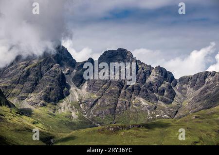 Picchi aspri di Bla Bheinn (Blaven) sull'isola di Skye, Scozia, Regno Unito Foto Stock