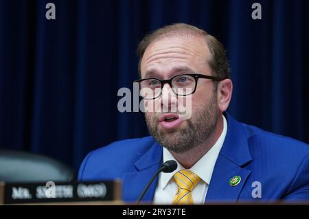 Washington, Stati Uniti. 28 settembre 2023. Il presidente della House Ways and Means Committee Rep. Jason Smith, R-MO, parla mentre il Comitato per la supervisione e la responsabilità della camera tiene la sua prima udienza su un'indagine di impeachment sul presidente Biden presso il Campidoglio degli Stati Uniti a Washington DC giovedì 28 settembre 2023. Foto di Bonnie Cash/UPI credito: UPI/Alamy Live News Foto Stock