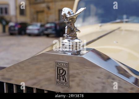 Astorga, Spagna - 4 giugno 2023: Primo piano del logo sul cofano di una classica auto d'epoca Rolls Royce. Foto Stock