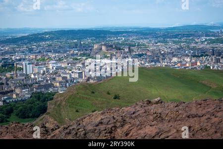 Vista di Edimburgo dalla sede di Arthur, Scozia Foto Stock