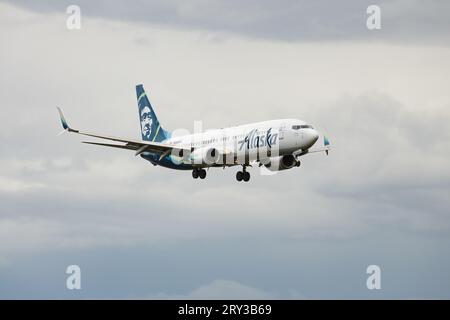 Everett, WA, USA - 26 settembre 2023; Alaska Airlines Boeing 737 800 Twin jet in avvicinamento finale per l'atterraggio Foto Stock