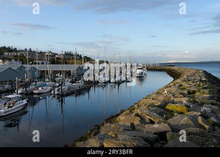 Edmonds, Washington, USA - 26 settembre 2023; tranquilla e serena mattinata presso il porticciolo di Edmonds dietro il frangiflutti di pietra Foto Stock