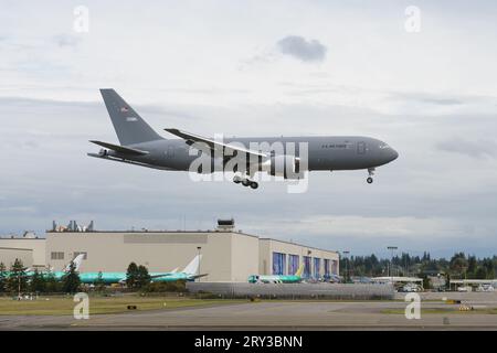 Everett, WA, Stati Uniti d'America - 26 settembre 2023; U.S. Air Force KC-46A Pegasus, rifornimento di autocisterna, atterraggio presso lo stabilimento di produzione della Boeing Foto Stock