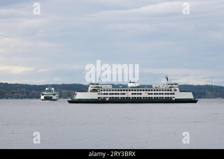 Mukilteo, WA, USA - 26 settembre 2023; coppia di traghetti per auto dello Stato di Washington in servizio sulla Mukilteo per la Clinton Route Foto Stock