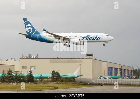 Everett, WA, USA - 26 settembre 2023; Alaska Airlines Boeing 737 800 bimotore atterra di fronte allo stabilimento Boeing di Everett Foto Stock