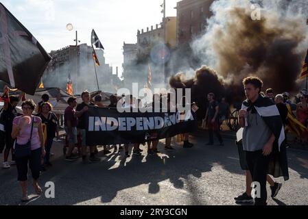 Barcellona, Catalogna, Spagna - 11 settembre 2023: Un gruppo di indipendentisti radicali brucia una bomba di fumo nero durante la giornata Nazionale dei demoni della Catalogna Foto Stock