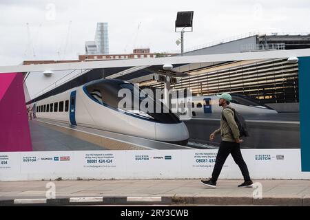 Euston, Londra, Regno Unito. 28 settembre 2023. Ormeggi HS2 e lavori in corso presso il sito HS2 High Speed Rail Euston di Londra. I lavori di costruzione di HS2 Euston Terminus sono in fase di liquidazione, poiché il lavoro di HS2 Euston Terminus è stato messo fuori servizio a causa dell'aumento dei costi. È stato riferito dalla BBC che 215 case sono state demolite a Euston a causa di HS2, 70 aziende sono state spostate e molte aziende continuano a soffrire per la mancanza di clienti a causa delle strade chiuse. Negli ultimi giorni ci sono state molte speculazioni sul fatto che il primo ministro Rishi Sunak dovrebbe annunciare la cancellazione di t Foto Stock