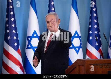 Gerusalemme, Israele. 28 settembre 2023. Il primo ministro israeliano Benjamin Netanyahu parla durante un evento che segna l'accettazione di Israele nel programma di esenzione dal visto del governo degli Stati Uniti, a Gerusalemme, giovedì 28 settembre 2023. L'aggiunta di Israele nel gruppo selezionato di paesi autorizzati a viaggiare negli Stati Uniti senza visto è un incentivo per le relazioni bilaterali nonostante le preoccupazioni di Washington riguardo al trattamento che Israele ha riservato agli americani palestinesi. Foto di Chaim Goldberg/UPI Credit: UPI/Alamy Live News Foto Stock