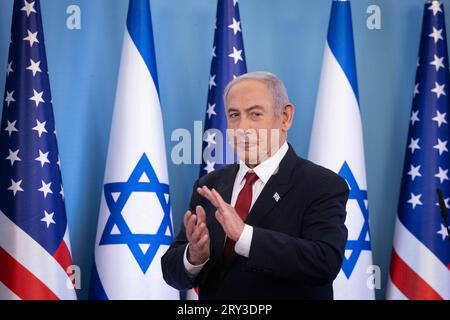 Gerusalemme, Israele. 28 settembre 2023. Il primo ministro israeliano Benjamin Netanyahu parla durante un evento che segna l'accettazione di Israele nel programma di esenzione dal visto del governo degli Stati Uniti, a Gerusalemme, giovedì 28 settembre 2023. L'aggiunta di Israele nel gruppo selezionato di paesi autorizzati a viaggiare negli Stati Uniti senza visto è un incentivo per le relazioni bilaterali nonostante le preoccupazioni di Washington riguardo al trattamento che Israele ha riservato agli americani palestinesi. Foto di Chaim Goldberg/UPI Credit: UPI/Alamy Live News Foto Stock