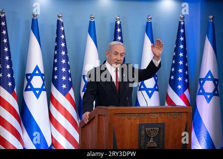 Gerusalemme, Israele. 28 settembre 2023. Il primo ministro israeliano Benjamin Netanyahu parla durante un evento che segna l'accettazione di Israele nel programma di esenzione dal visto del governo degli Stati Uniti, a Gerusalemme, giovedì 28 settembre 2023. L'aggiunta di Israele nel gruppo selezionato di paesi autorizzati a viaggiare negli Stati Uniti senza visto è un incentivo per le relazioni bilaterali nonostante le preoccupazioni di Washington riguardo al trattamento che Israele ha riservato agli americani palestinesi. Foto di Chaim Goldberg/UPI Credit: UPI/Alamy Live News Foto Stock